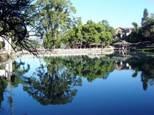 和顺古镇景区简介 和顺古镇位于腾冲城外四公里处,四周火山怀抱,山上名木古树郁郁葱葱。一江一河穿越马蹄窝形状的坝子,四时景色不同。百亩湿地中,鹭鸶、野鸭、秧鸡嬉戏其间。古镇环山而建。明清古建筑有8万多平方米。清溪绕村,垂柳拂岸,夏荷映日,金桂飘香,让人留连忘返。 在2005年中央电视台举办的中国魅力名镇评选活动中,和顺以六大魅力:面向南亚的第一镇、火山环抱的休闲胜地 大马帮驮来的翡翠之乡、汉文化与南亚文化、西方文化交融的窗口、六千居民和谐生活的古镇景区一举成名,入围中国十大魅力名镇并获得唯一的年度大奖。 和